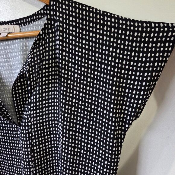 EUC LOFT LOOSE FITTING SPLIT V NECK DOTTED TOP SIZE XS / S - Picture 11 of 14
